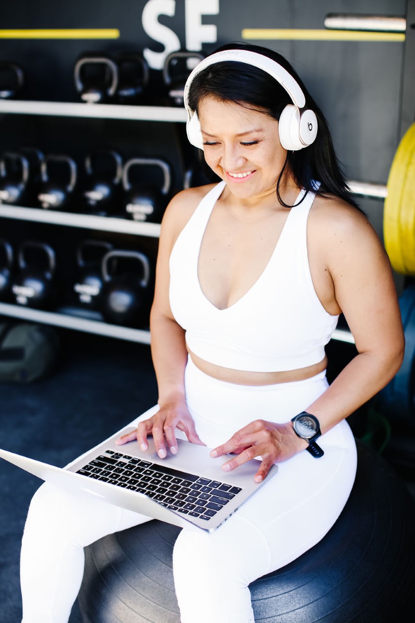 sfpersonaltrainerbrandphotoshoot-71 woman in workout clothes at the gym on the computer